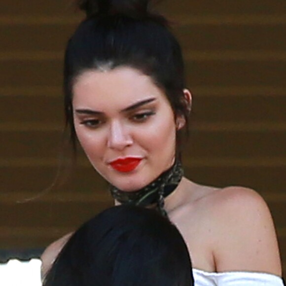 La famille Kardashian passe la journée à l'hippodrome Del Mar. Kim est avec sa fille North, Khloe Kardashian est aussi de la partie avec Kourtney Kardashian, Scott Disick, leurs enfants Mason, Penelope et Reign Disick et il y a Kris Jenner avec son compagnon Corey Gamble et sa fille Kendall Jenner. Le clan s'est retrouvé pour fêter l'anniversaire de leur grand-mère Mary Jo Campbell. Le 26 juillet 2016