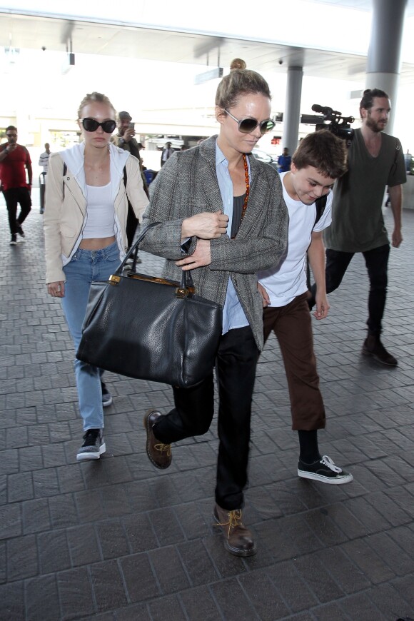 Vanessa Paradis arrive avec ses enfants Lily-Rose Depp et Jack Depp à l'aéroport de LAX à Los Angeles. Lily-Rose Depp est accompagnée de son petit ami Ash Stymest. Le 21 mars 2016.