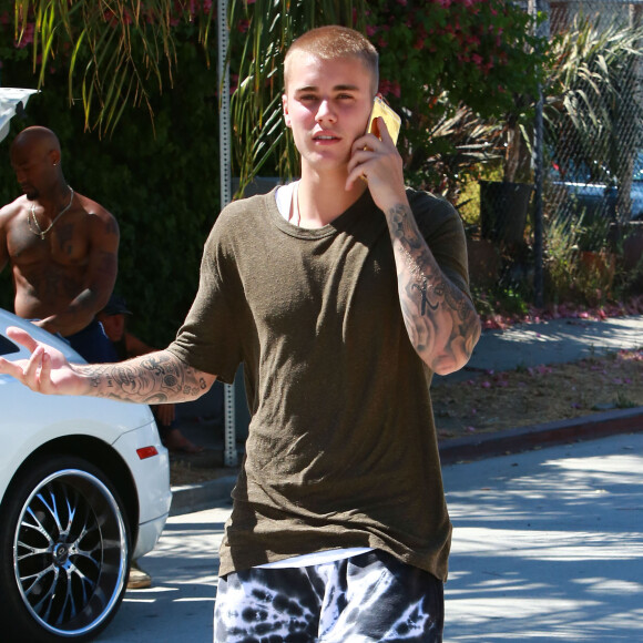 Justin Bieber au téléphone dans les rues de West Hollywood, le 26 juillet 2016.