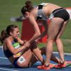 Abbey D'Agostino (USA, dossard 1335), en souffrance au sol, et Nikki Hamblin (Nouvelle-Zélande, dossard 1075) ont marqué l'histoire des Jeux olympiques lors des séries du 5000 mètres, le 16 août 2016 à Rio de Janeiro. Suite à la chute d'Hamblin, D'Agostino l'a aidée à se relever et les deux athlètes se sont entraidées pour finir la course. Loin des places qualificatives, elles ont toutefois été repêchées pour la finale, les commissaires de course ayant été sensibles à leur esprit olympique exemplaire. © Kirby Lee-USA TODAY Sports