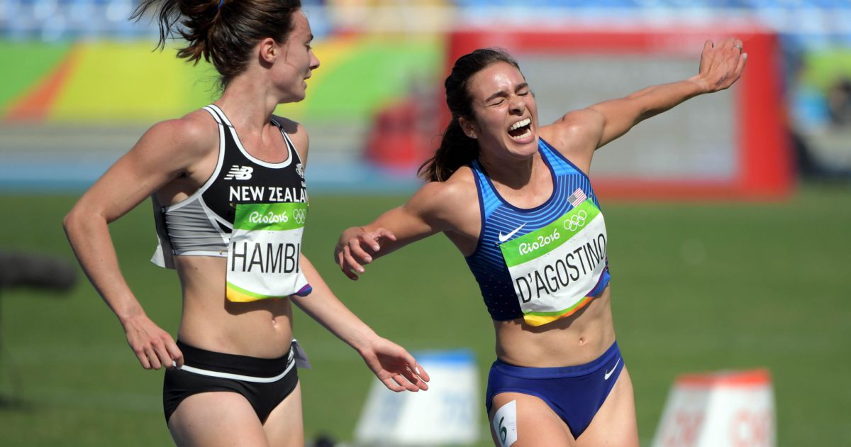 Abbey D'Agostino (USA, dossard 1335), durement touchée, et Nikki ...