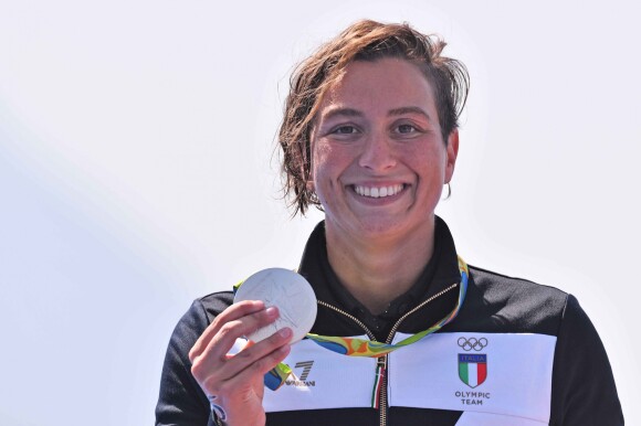 Rachele Bruni pose avec sa médaille d'argent, à Rio, le 15 août 2016