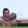 Kim Kardashian en maillot de bain s'amuse avec ses enfants North et Saint West lors de ses vacances à Puerto Vallarta au Mexique, le 18 août 2016