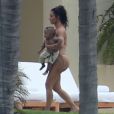 Kim Kardashian en maillot de bain s'amuse avec ses enfants North et Saint West lors de ses vacances à Puerto Vallarta au Mexique, le 18 août 2016