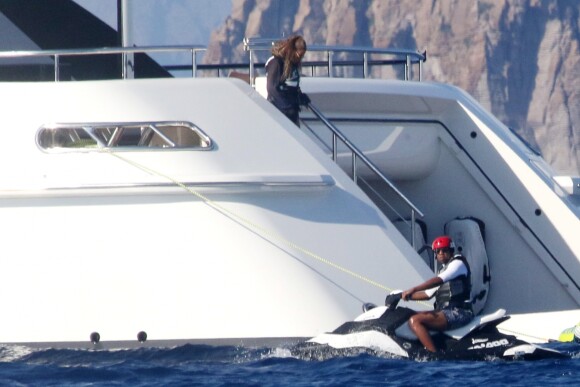 Exclusif - Beyoncé et Jay Z en jet-ski, profitent de vacances sur l'île de Lipari, en Sicile. Le 12 août 2016.