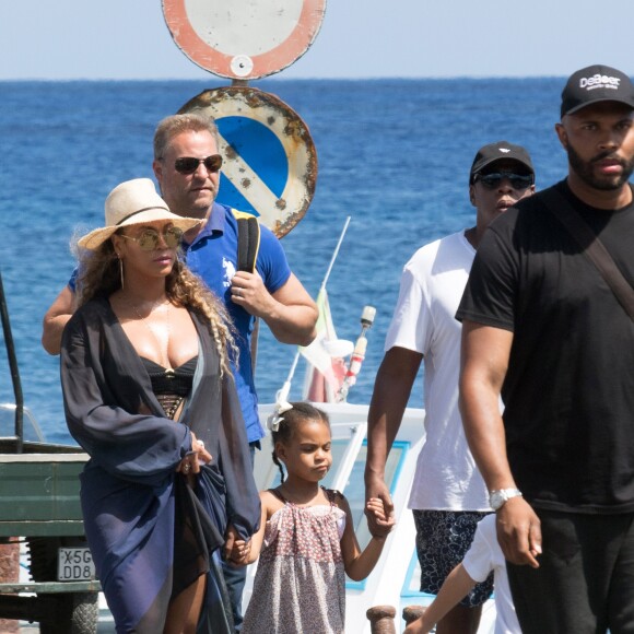 Exclusif - Beyoncé, son mari Jay Z et leur fille Blue Ivy en vacances sur l'île de Lipari, en Sicile. Le 12 août 2016.