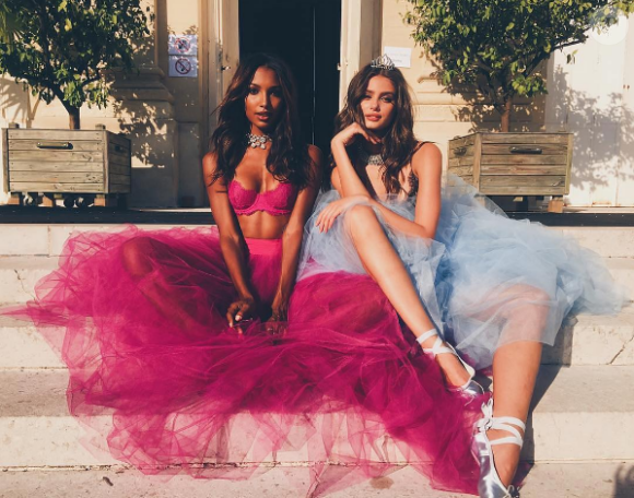 Jasmine Tookes et Taylor Hill - Tournage de la publicité de la nouvelle collection Victoria's Secret Holiday à Paris. Août 2016.