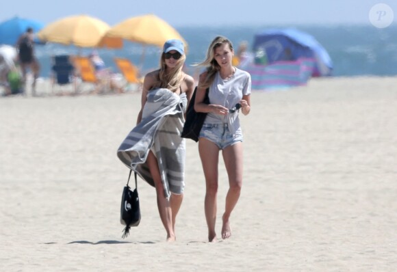 Exclusif - L'actrice et mannequin Charlotte McKinney profite d'un après-midi ensoleillé sur la plage de Santa Monica, le 13 août 2016. © CPA / Bestimage