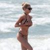 Exclusif - Charlotte McKinney, torride en bikini, profite d'un après-midi ensoleillé sur la plage de Santa Monica, le 13 août 2016. © CPA / Bestimage