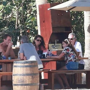 Exclusif - George Clooney et sa femme Amal Alamuddin en vacances avec Cindy Crawford, Rande Gerber et leurs enfants Presley et Kaia à Cabo San Lucas au Mexique le 22 décembre 2014.