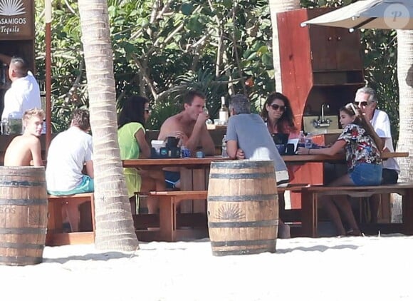 Exclusif - George Clooney et sa femme Amal Alamuddin en vacances avec Cindy Crawford, Rande Gerber et leurs enfants Presley et Kaia à Cabo San Lucas au Mexique le 22 décembre 2014.