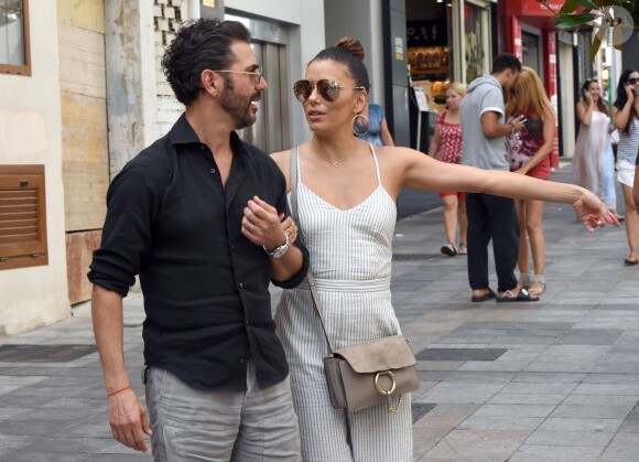Eva Longoria et son mari Jose Antonio Baston se baladent et font du shopping à Marbella, Espagne, le 18 juillet 2016.