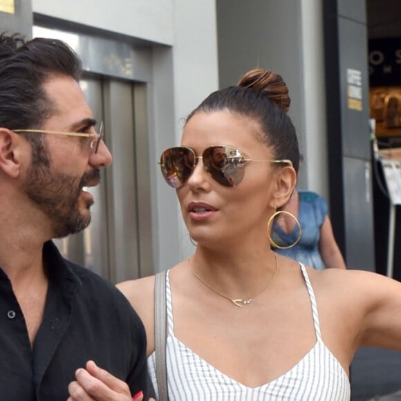 Eva Longoria et son mari Jose Antonio Baston se baladent et font du shopping à Marbella, Espagne, le 18 juillet 2016.