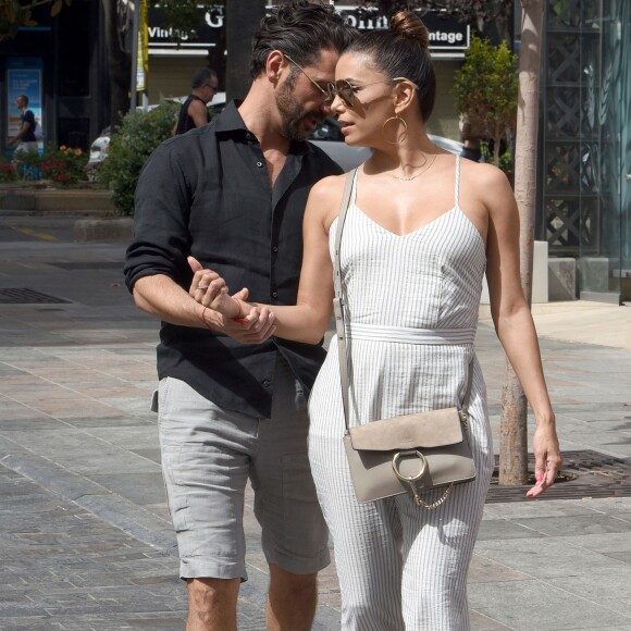 Eva Longoria et son mari Jose Antonio Baston se baladent et font du shopping à Marbella, Espagne, le 18 juillet 2016.