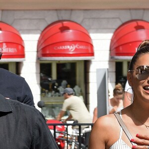 Eva Longoria et son mari Jose Antonio Baston se baladent et font du shopping à Marbella, Espagne, le 18 juillet 2016.