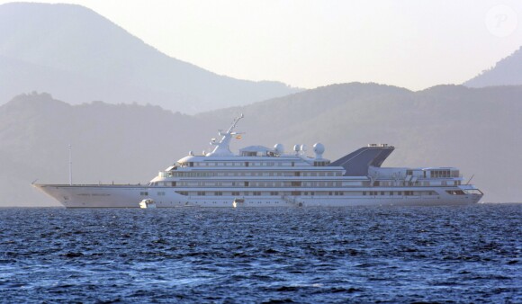 Exclusif - Johnny Depp arrive en vacances à Ibiza à bord du yacht Prince Abdulaziz pour rejoindre la villa qu'il a louée pour son séjour le 7 août 2016.