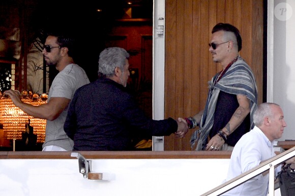 Exclusif - Johnny Depp arrive en vacances à Ibiza à bord du yacht Prince Abdulaziz pour rejoindre la villa qu'il a louée pour son séjour le 7 août 2016.