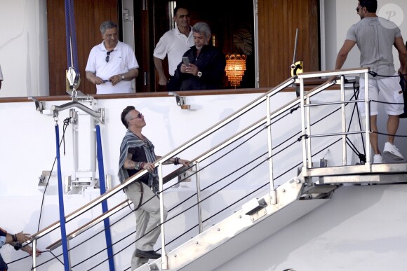 Exclusif - Johnny Depp arrive en vacances à Ibiza à bord du yacht Prince Abdulaziz pour rejoindre la villa qu'il a louée pour son séjour le 7 août 2016.