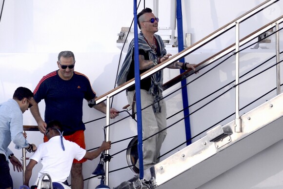 Exclusif - Johnny Depp arrive en vacances à Ibiza à bord du yacht Prince Abdulaziz pour rejoindre la villa qu'il a louée pour son séjour le 7 août 2016.