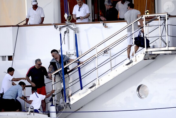Exclusif - Johnny Depp arrive en vacances à Ibiza à bord du yacht Prince Abdulaziz pour rejoindre la villa qu'il a louée pour son séjour le 7 août 2016.