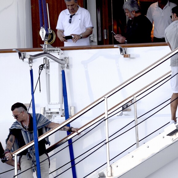 Exclusif - Johnny Depp arrive en vacances à Ibiza à bord du yacht Prince Abdulaziz pour rejoindre la villa qu'il a louée pour son séjour le 7 août 2016.