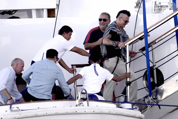 Exclusif - Johnny Depp arrive en vacances à Ibiza à bord du yacht Prince Abdulaziz pour rejoindre la villa qu'il a louée pour son séjour le 7 août 2016.