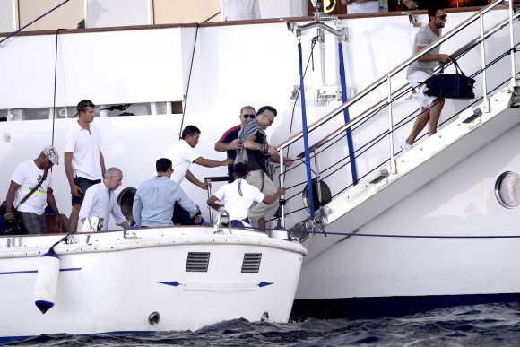 Exclusif - Johnny Depp arrive en vacances à Ibiza à bord du yacht Prince Abdulaziz pour rejoindre la villa qu'il a louée pour son séjour le 7 août 2016.
