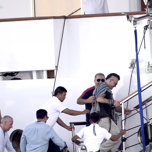 Exclusif - Johnny Depp arrive en vacances à Ibiza à bord du yacht Prince Abdulaziz pour rejoindre la villa qu'il a louée pour son séjour le 7 août 2016.