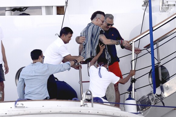 Exclusif - Johnny Depp arrive en vacances à Ibiza à bord du yacht Prince Abdulaziz pour rejoindre la villa qu'il a louée pour son séjour le 7 août 2016.