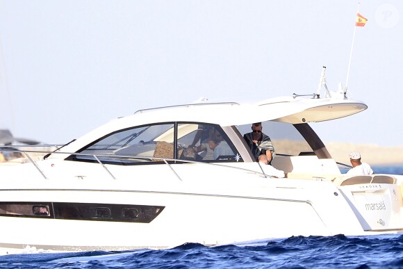 Exclusif - Johnny Depp arrive en vacances à Ibiza à bord du yacht Prince Abdulaziz pour rejoindre la villa qu'il a louée pour son séjour le 7 août 2016.