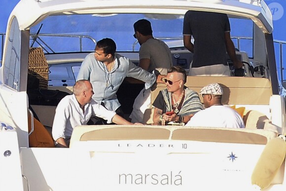 Exclusif - Johnny Depp arrive en vacances à Ibiza à bord du yacht Prince Abdulaziz pour rejoindre la villa qu'il a louée pour son séjour le 7 août 2016.