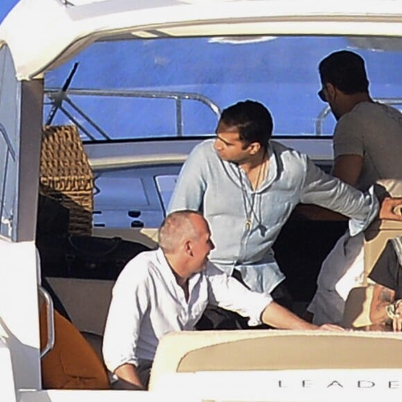 Exclusif - Johnny Depp arrive en vacances à Ibiza à bord du yacht Prince Abdulaziz pour rejoindre la villa qu'il a louée pour son séjour le 7 août 2016.