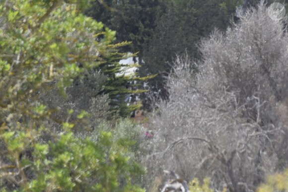 Exclusif - Johnny Depp arrive en vacances à Ibiza à bord du yacht Prince Abdulaziz pour rejoindre la villa qu'il a louée pour son séjour le 7 août 2016.