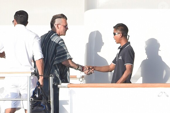 Exclusif - Johnny Depp arrive en vacances à Ibiza à bord du yacht Prince Abdulaziz pour rejoindre la villa qu'il a louée pour son séjour le 7 août 2016.