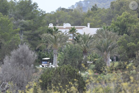 Exclusif - Johnny Depp arrive en vacances à Ibiza à bord du yacht Prince Abdulaziz pour rejoindre la villa qu'il a louée pour son séjour le 7 août 2016.