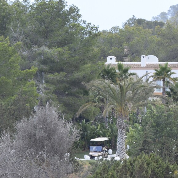 Exclusif - Johnny Depp arrive en vacances à Ibiza à bord du yacht Prince Abdulaziz pour rejoindre la villa qu'il a louée pour son séjour le 7 août 2016.