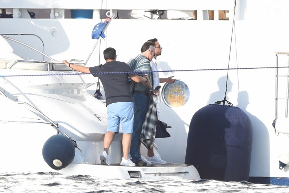 Exclusif - Johnny Depp arrive en vacances à Ibiza à bord du yacht Prince Abdulaziz pour rejoindre la villa qu'il a louée pour son séjour le 7 août 2016.