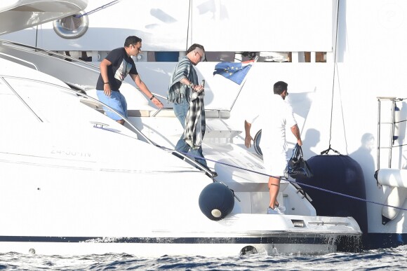 Exclusif - Johnny Depp arrive en vacances à Ibiza à bord du yacht Prince Abdulaziz pour rejoindre la villa qu'il a louée pour son séjour le 7 août 2016.