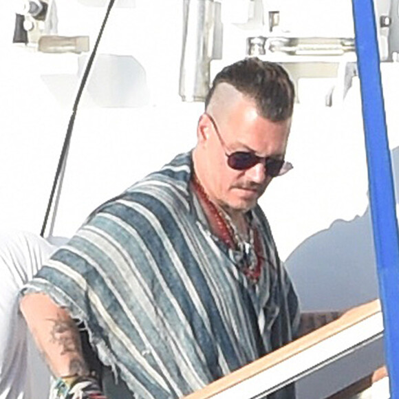Exclusif - Johnny Depp arrive en vacances à Ibiza à bord du yacht Prince Abdulaziz pour rejoindre la villa qu'il a louée pour son séjour le 7 août 2016.