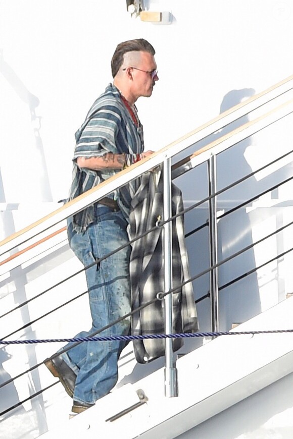 Exclusif - Johnny Depp arrive en vacances à Ibiza à bord du yacht Prince Abdulaziz pour rejoindre la villa qu'il a louée pour son séjour le 7 août 2016.