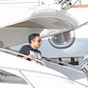 Exclusif - Johnny Depp arrive en vacances à Ibiza à bord du yacht Prince Abdulaziz pour rejoindre la villa qu'il a louée pour son séjour le 7 août 2016.