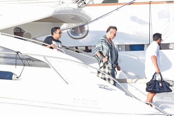 Exclusif - Johnny Depp arrive en vacances à Ibiza à bord du yacht Prince Abdulaziz pour rejoindre la villa qu'il a louée pour son séjour le 7 août 2016.