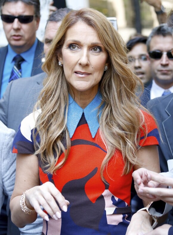 Céline Dion pose pour les photographes lorsqu'elle sort des studios de la NBC à New York. Le 21 juillet 2016