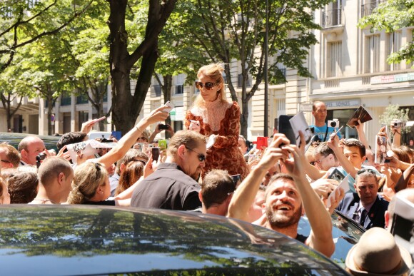 L'hôtel Royal Monceau remercie Céline Dion pour son séjour avec un énorme bouquet de ballons à Paris le 9 juillet 2016.