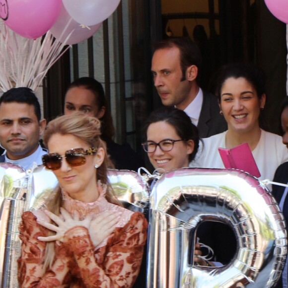 L'hôtel Royal Monceau remercie Céline Dion pour son séjour avec un énorme bouquet de ballons à Paris le 9 juillet 2016.