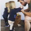 Chris Hemsworth avec son fils Tristan qui lui sert un café, pris en photo par Elsa Pataky - août 2016
