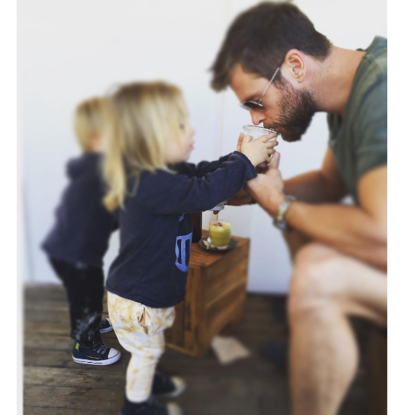 Chris Hemsworth avec son fils Tristan qui lui sert un café, pris en photo par Elsa Pataky - août 2016