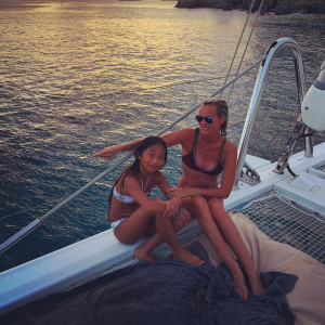 Petit tour en bateau pour Laeticia Hallyday et son aînée Jade, en vacances à Saint-Barthélemy, août 2016.