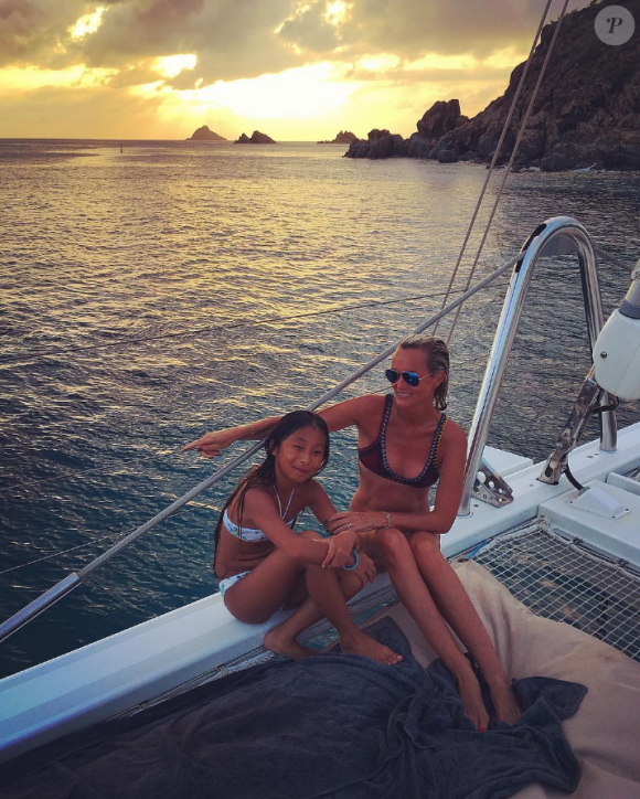 Petit tour en bateau pour Laeticia Hallyday et son aînée Jade, en vacances à Saint-Barthélemy, août 2016.