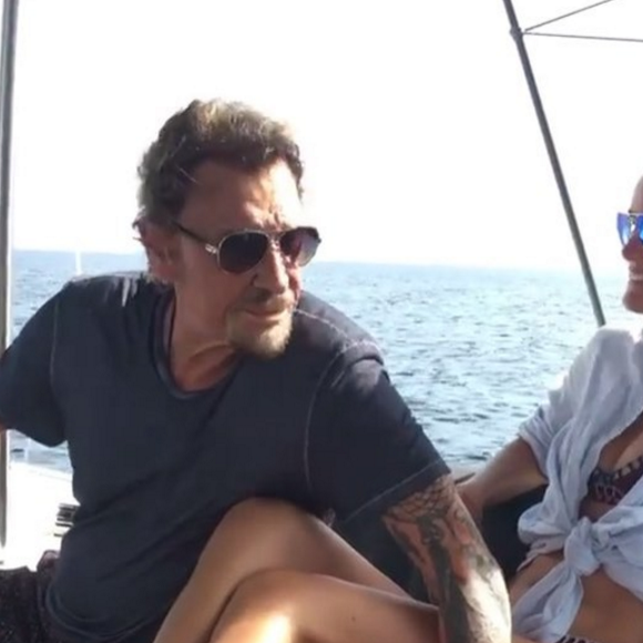 Petit tour en bateau pour Laeticia et Johnny Hallyday en vacances à Saint-Barthélemy, août 2016.